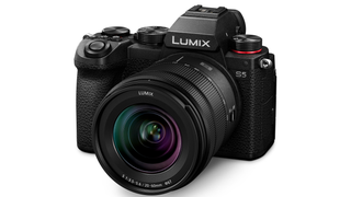 La Lumix S5 es la cámara sin espejo y de formato completo más compacta y ligera hasta la fecha